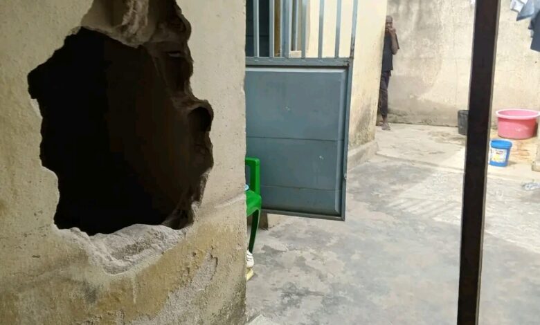 1. BURACO ABERTO NA PAREDE DUMA CASA .jpg